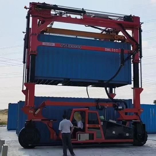 80T Straddle Carrier Truck Heavy Duty Vehicle Untuk Port / Stock Yards Lifting Containers