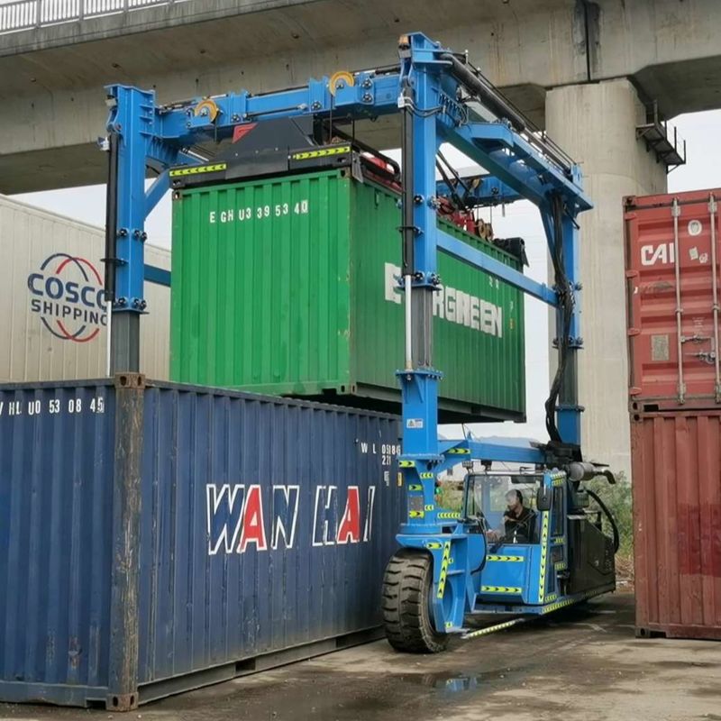 80T Straddle Carrier Truck Heavy Duty Vehicle Untuk Port / Stock Yards Lifting Containers