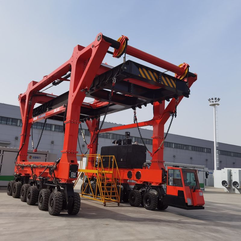 60 Ton Straddle Lift Crane Carrier Trucks 7km / jam Untuk Mengangkat Beban Kebesaran