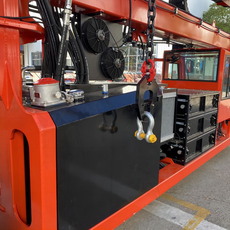 70T Electric Straddle Carrier Red Container Lifting Vehicle Untuk Beban Berat Besar